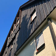 Fassadensanierung und Holz streichen vom Stuttgarter Meisterbetrieb für ein Mehrfamilienhaus in Reichenbach a. d. Fils