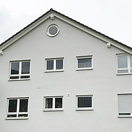 Mehrfamilienhaus mit weiß gestrichener Fassade