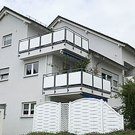 Mehrfamilienhaus in Beuren mit frisch gestrichenen Balkonbetonflächen