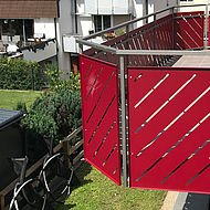 Neu lackierter und sanierter roter Balkon