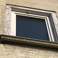 Fenster mit alten, spröden Holzeinfassungen