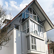 Neu beschichtete Dachuntersicht eines Mehrfamilienhauses in Deizisau