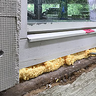 Nahaufnahme einer Fenstereinfassung mit Putzträgerplatte und Dämmung