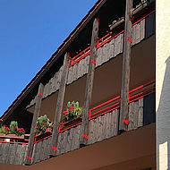 Fassadensanierung und Holzelemente streichen vom Stuttgarter Meisterbetrieb für ein Gebäude in Esslingen