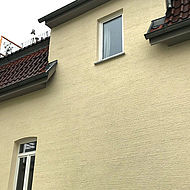 Vorderseite eines fassadensanierten und frisch gestrichenen Hauses in Stuttgart