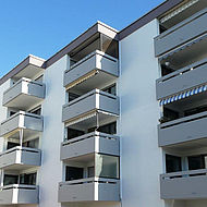 Hofseite eines Mehrfamilienhauses in Kernen-Rommelshausen mit neuer Fassade